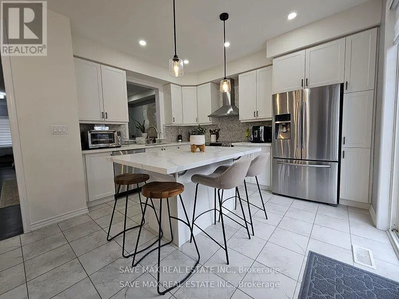 UPPER - 105 WHITLOCK AVENUE E