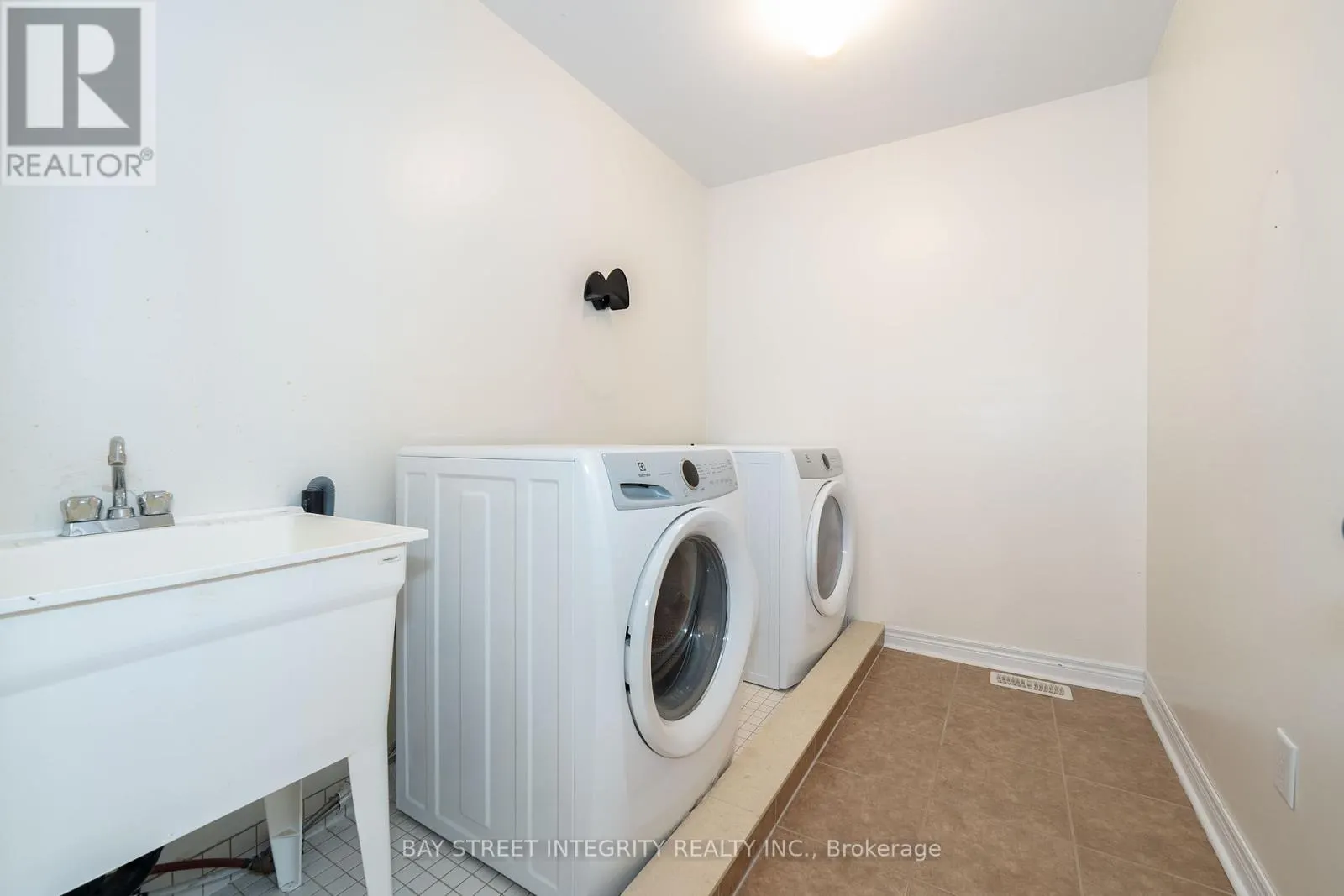 2413 GRAND OAK TRAIL