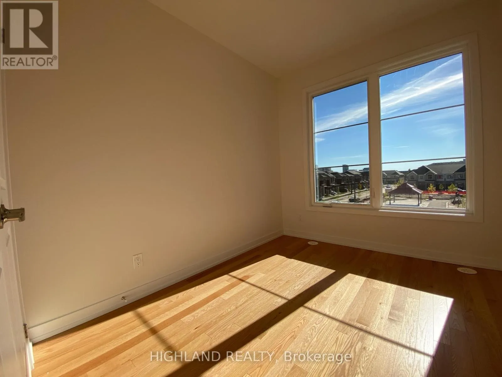 1164 DARTMOUTH CRESCENT