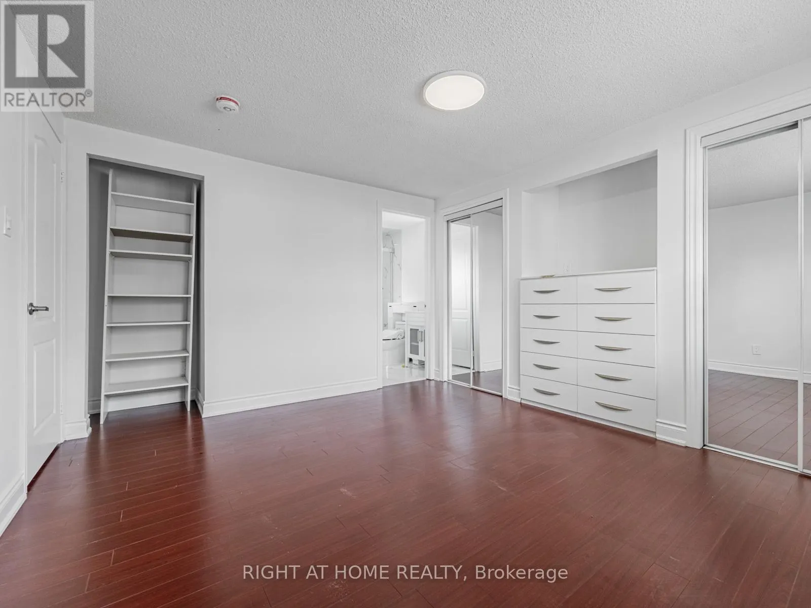UPPER UNIT - 838 MERRITT DRIVE