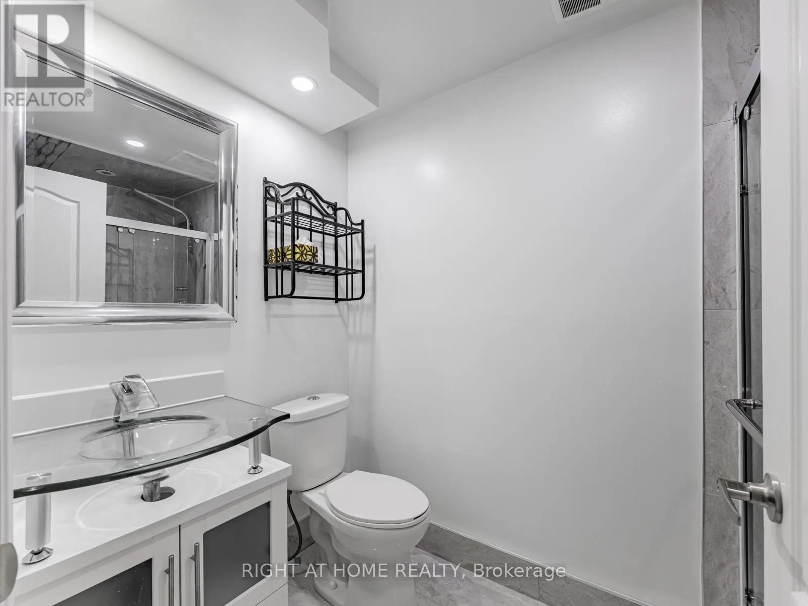 UPPER UNIT - 838 MERRITT DRIVE