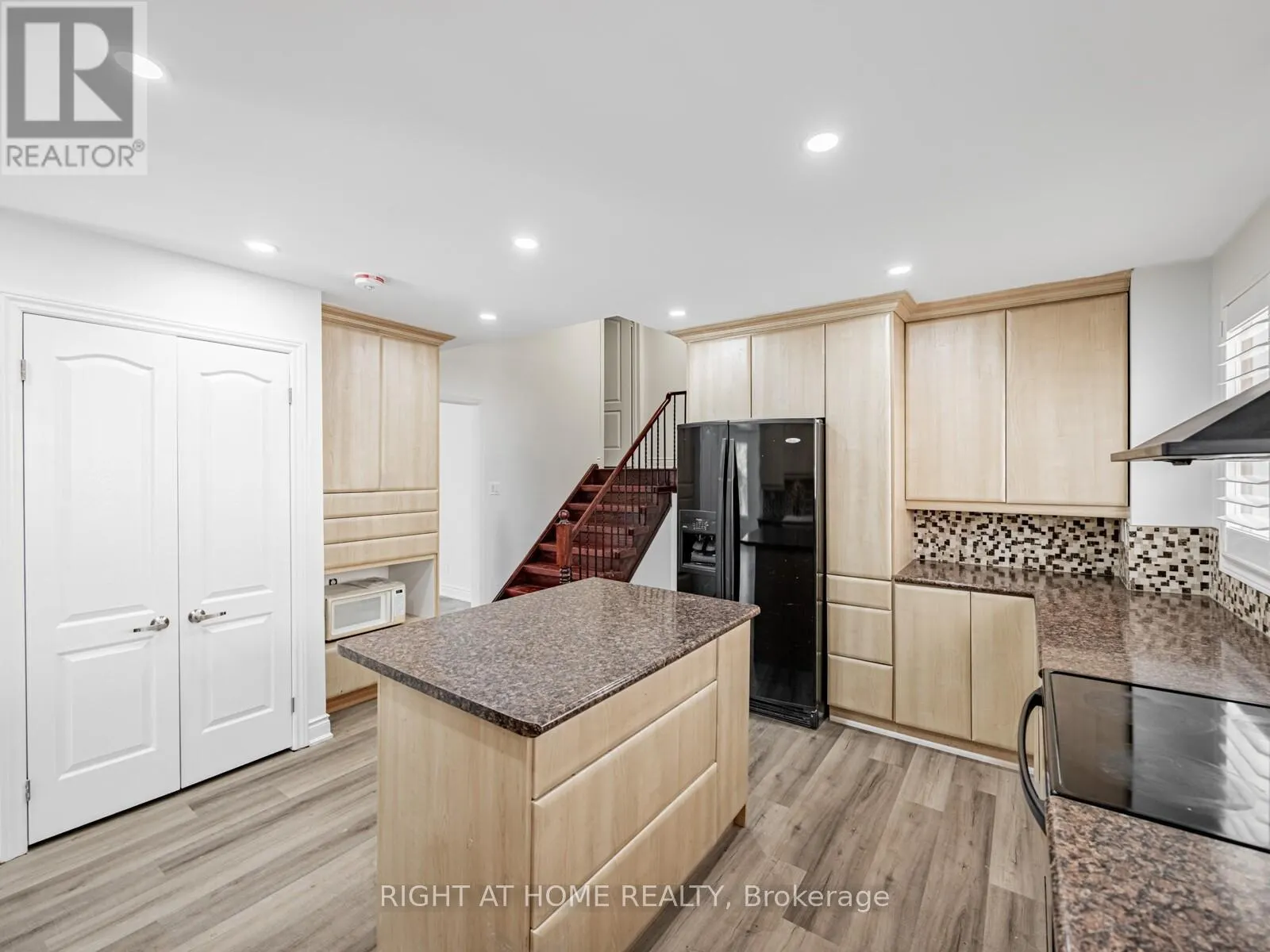UPPER UNIT - 838 MERRITT DRIVE