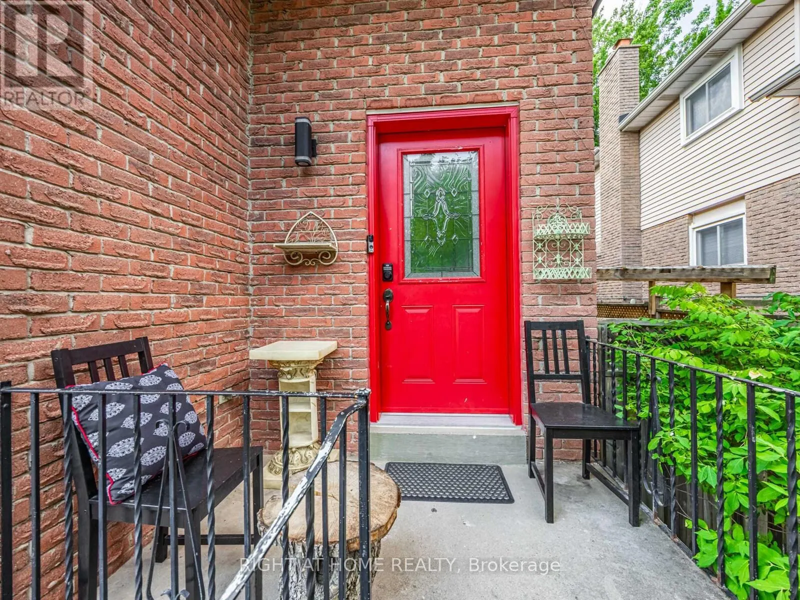 UPPER UNIT - 838 MERRITT DRIVE