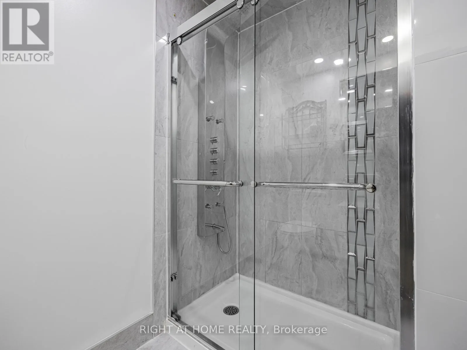 UPPER UNIT - 838 MERRITT DRIVE