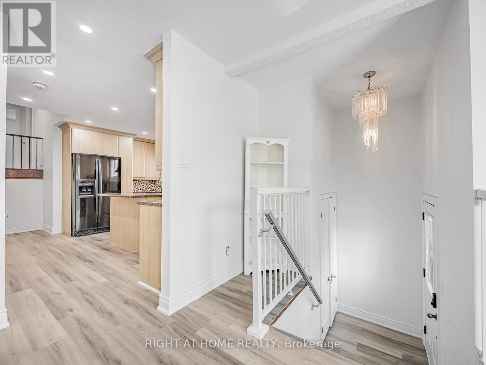 UPPER UNIT - 838 MERRITT DRIVE