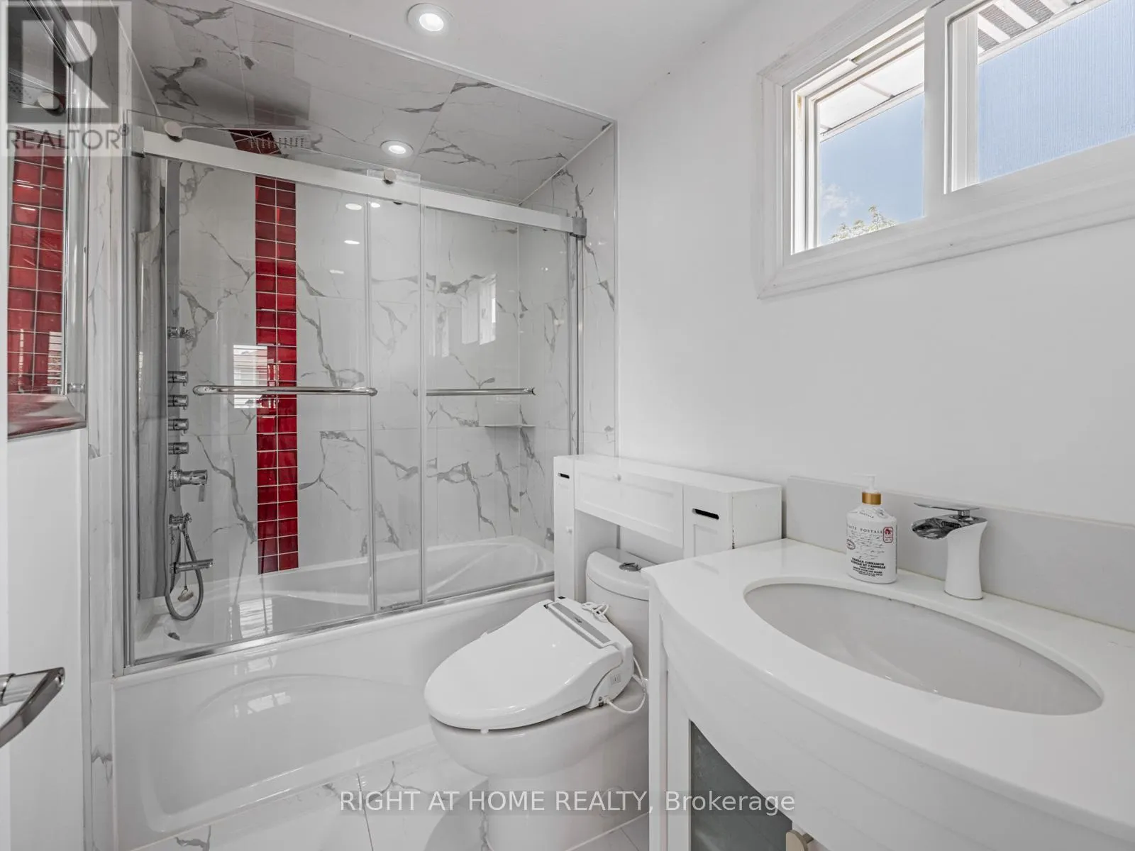 UPPER UNIT - 838 MERRITT DRIVE