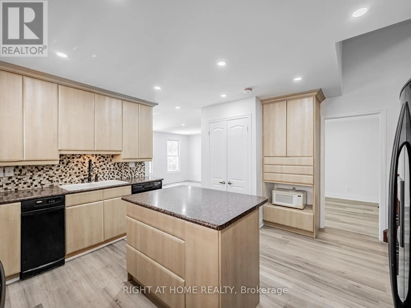UPPER UNIT - 838 MERRITT DRIVE