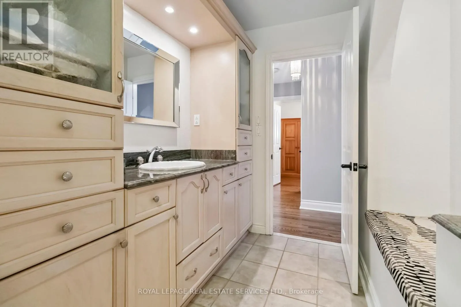 2019 LAKESHORE ROAD W