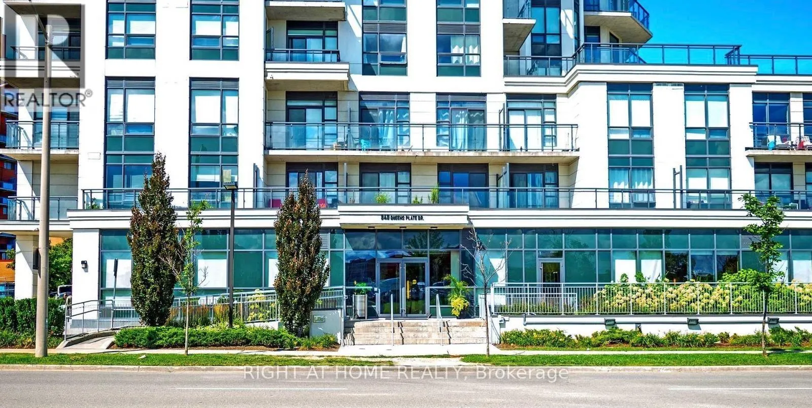 1402 - 840 QUEENS PLATE DRIVE