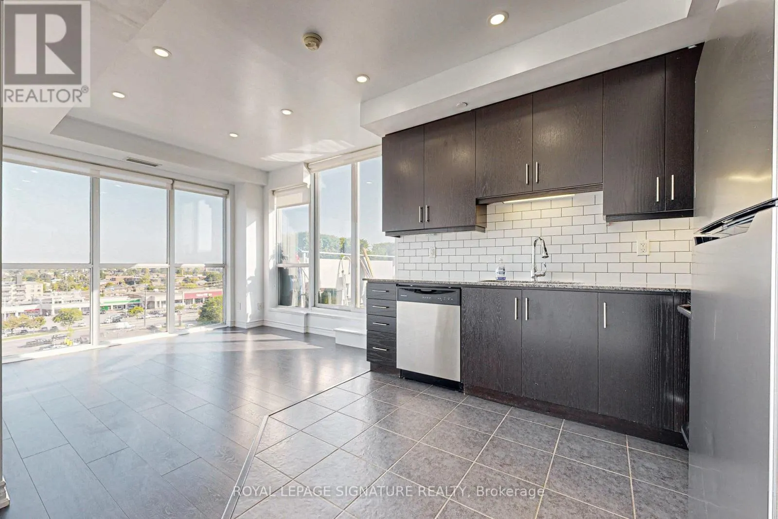 1012 - 15 JAMES FINLAY WAY