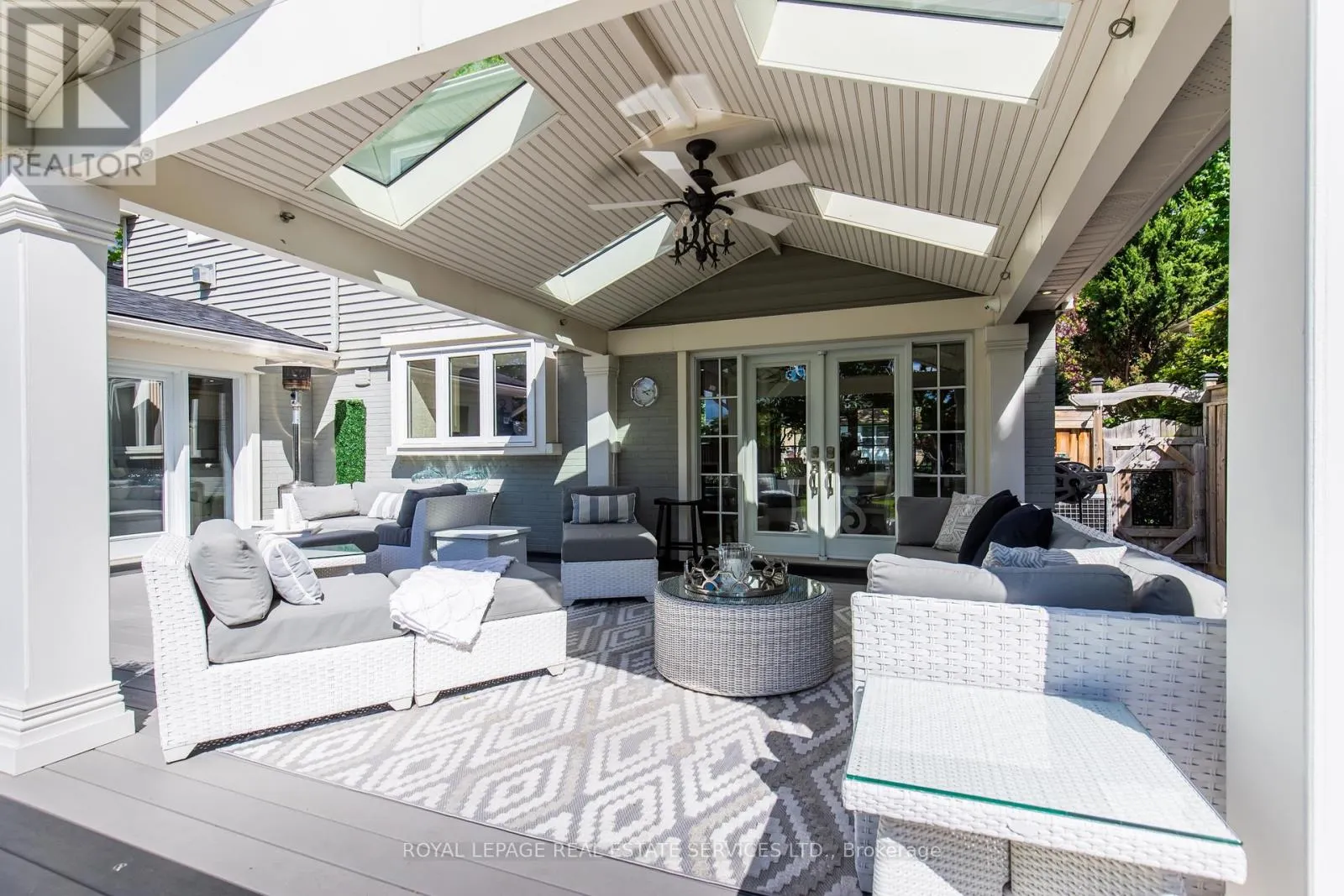 16 FERNDALE CRESCENT