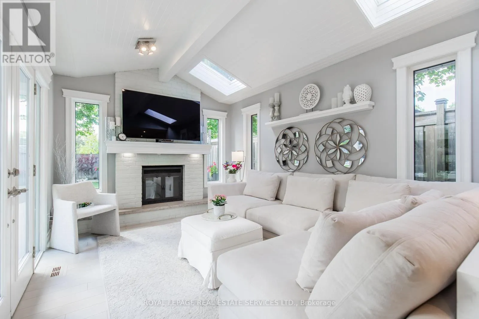 16 FERNDALE CRESCENT