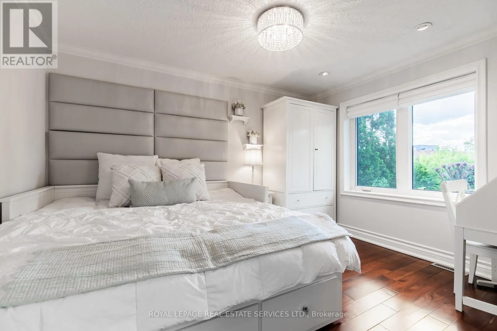 16 FERNDALE CRESCENT