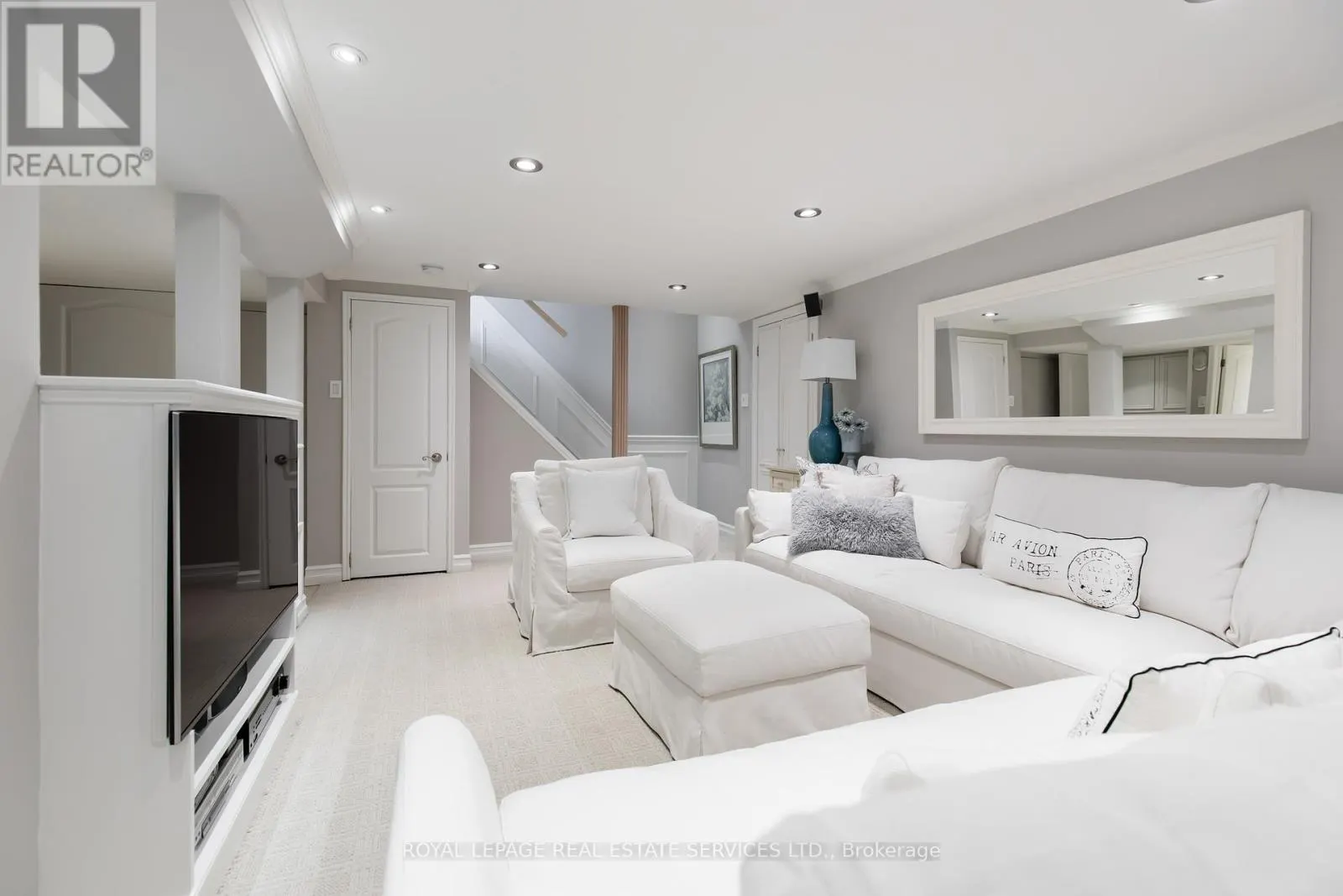 16 FERNDALE CRESCENT