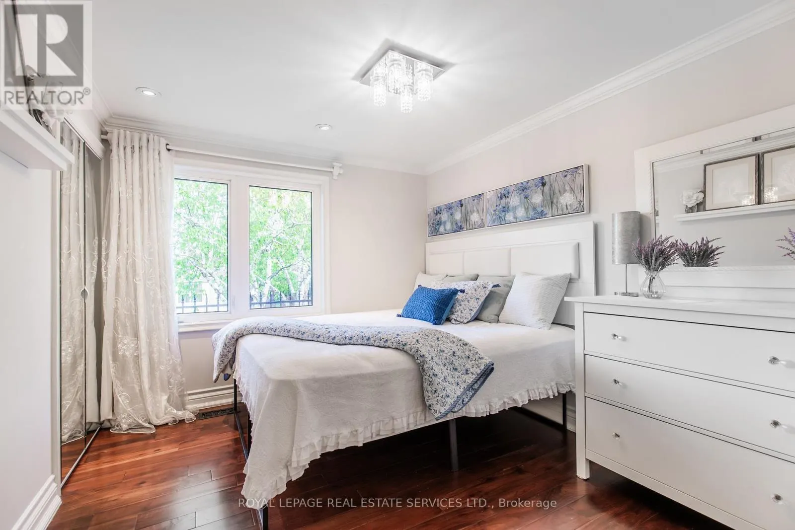 16 FERNDALE CRESCENT