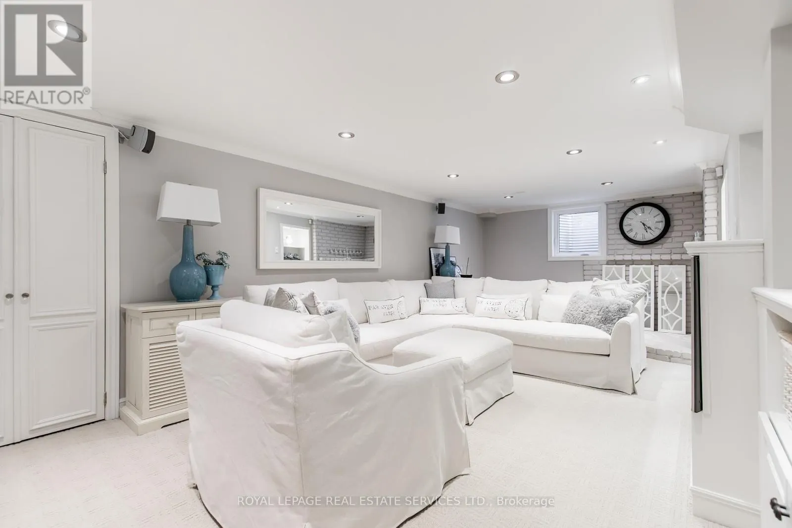 16 FERNDALE CRESCENT