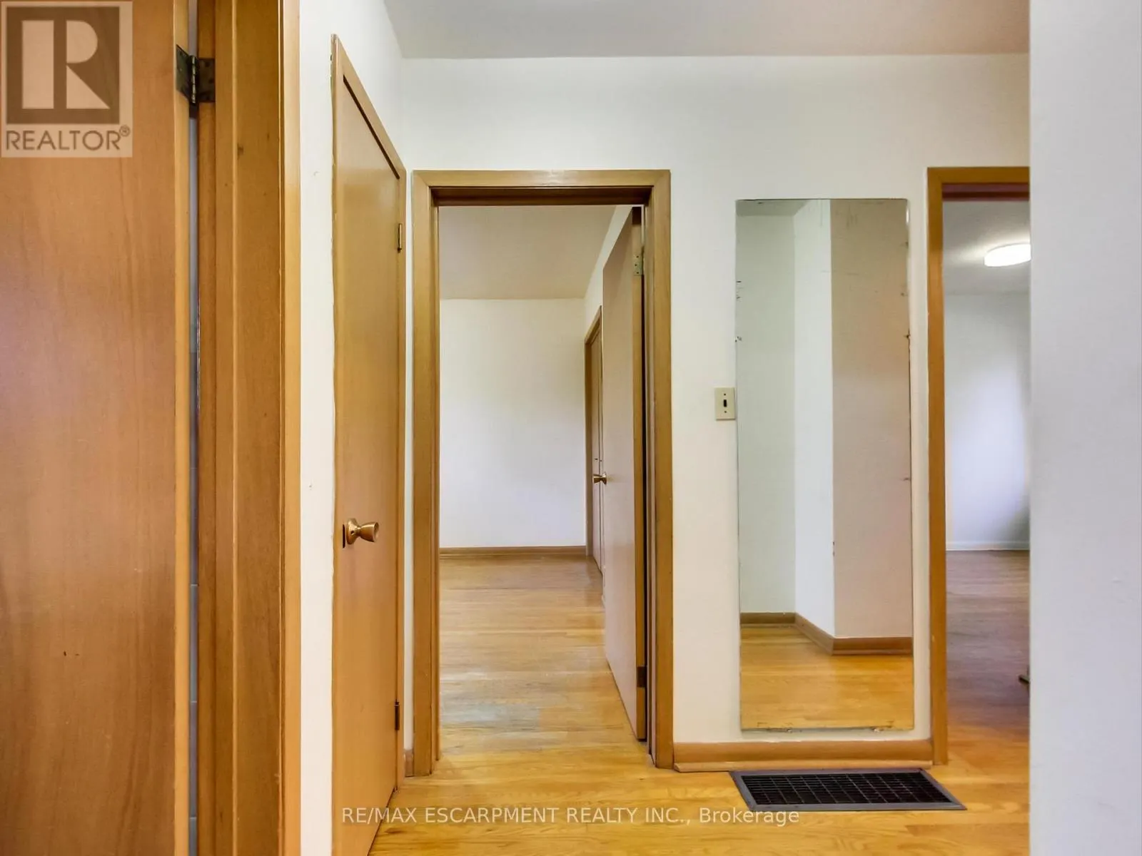 558 PARKSIDE CRESCENT