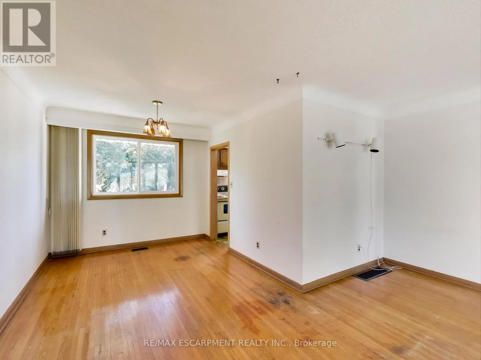 558 PARKSIDE CRESCENT