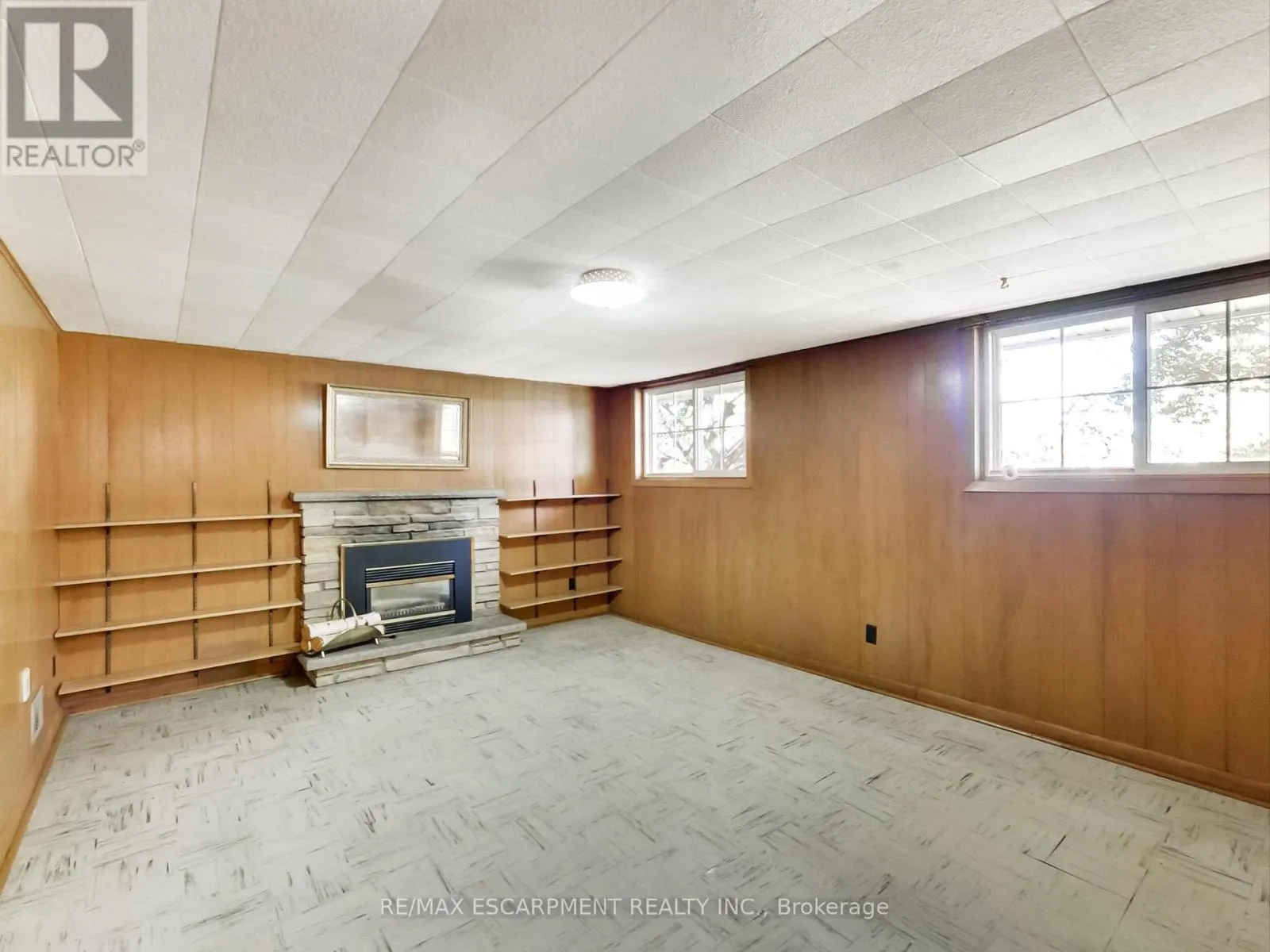 558 PARKSIDE CRESCENT