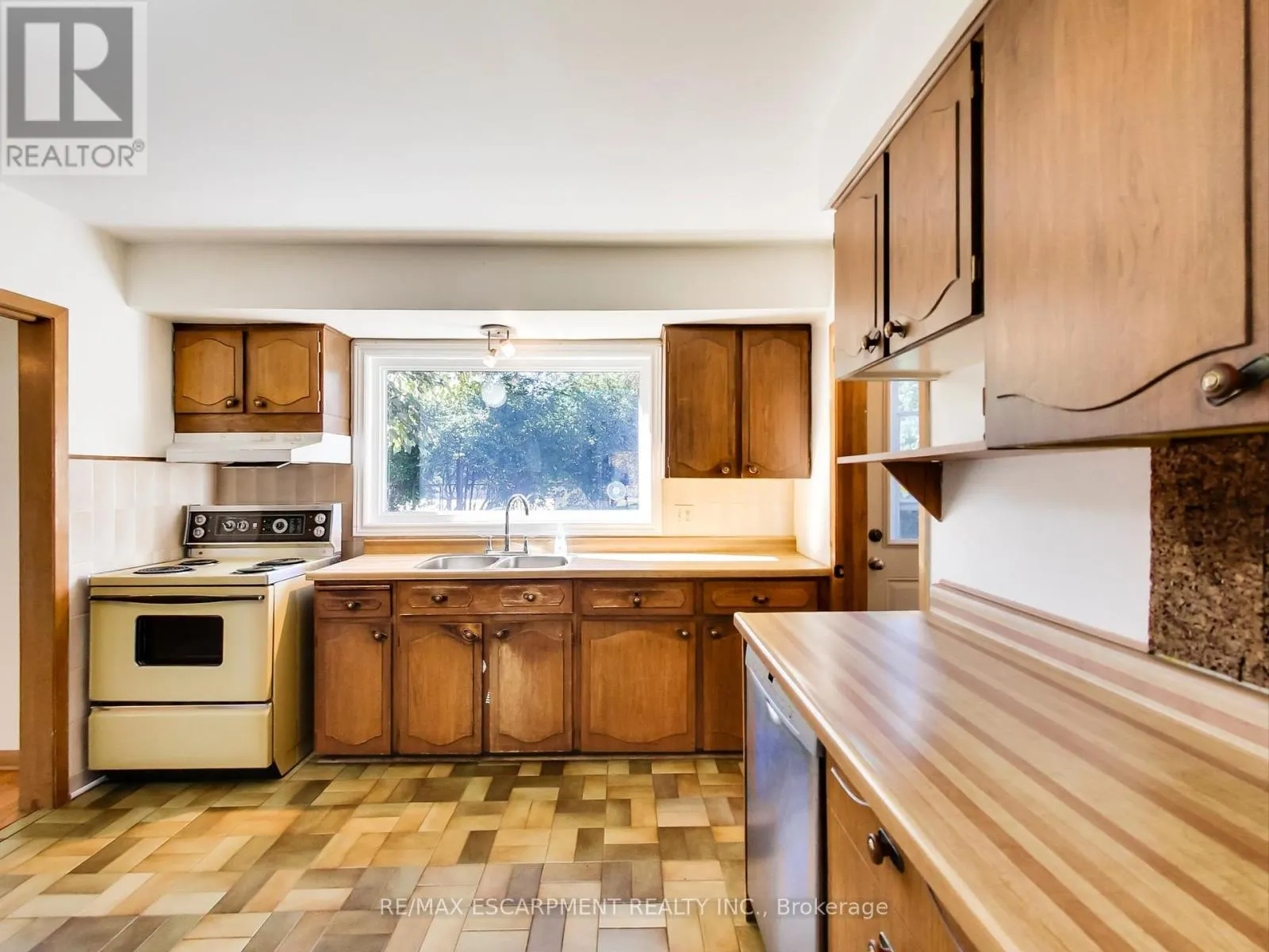 558 PARKSIDE CRESCENT