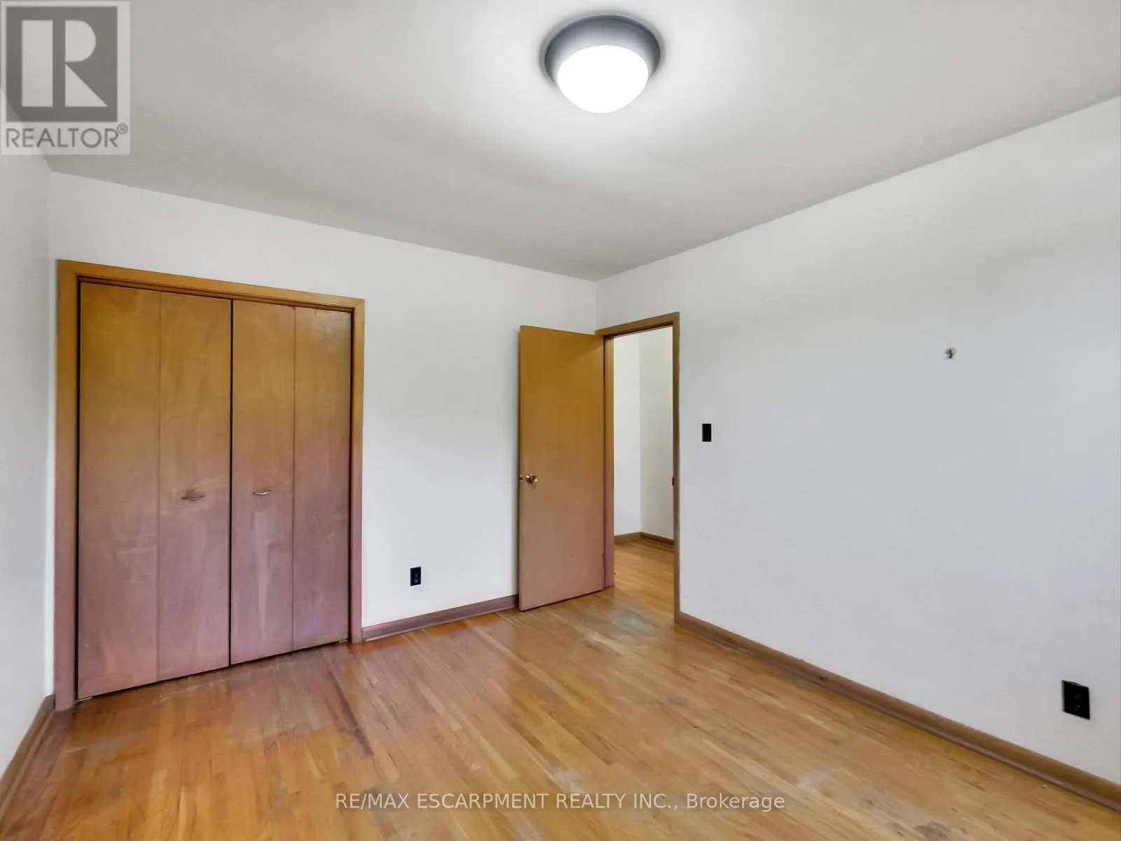 558 PARKSIDE CRESCENT