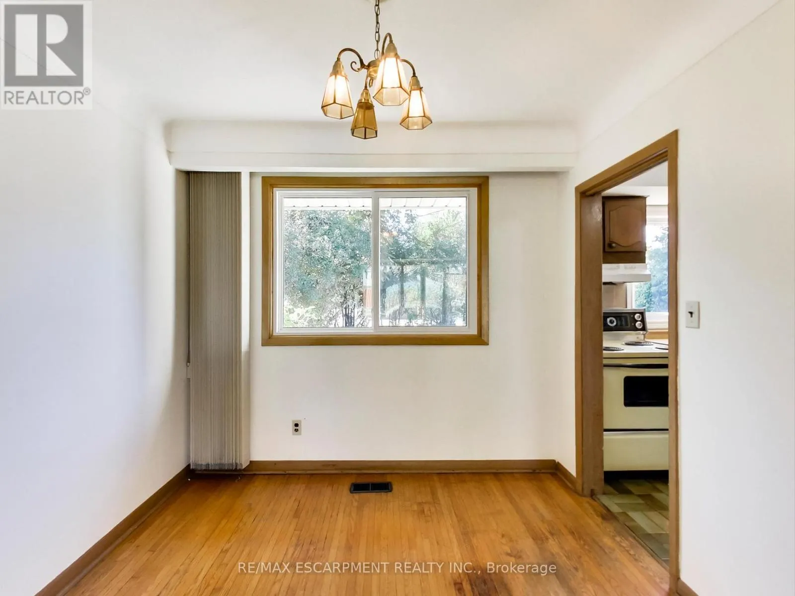 558 PARKSIDE CRESCENT