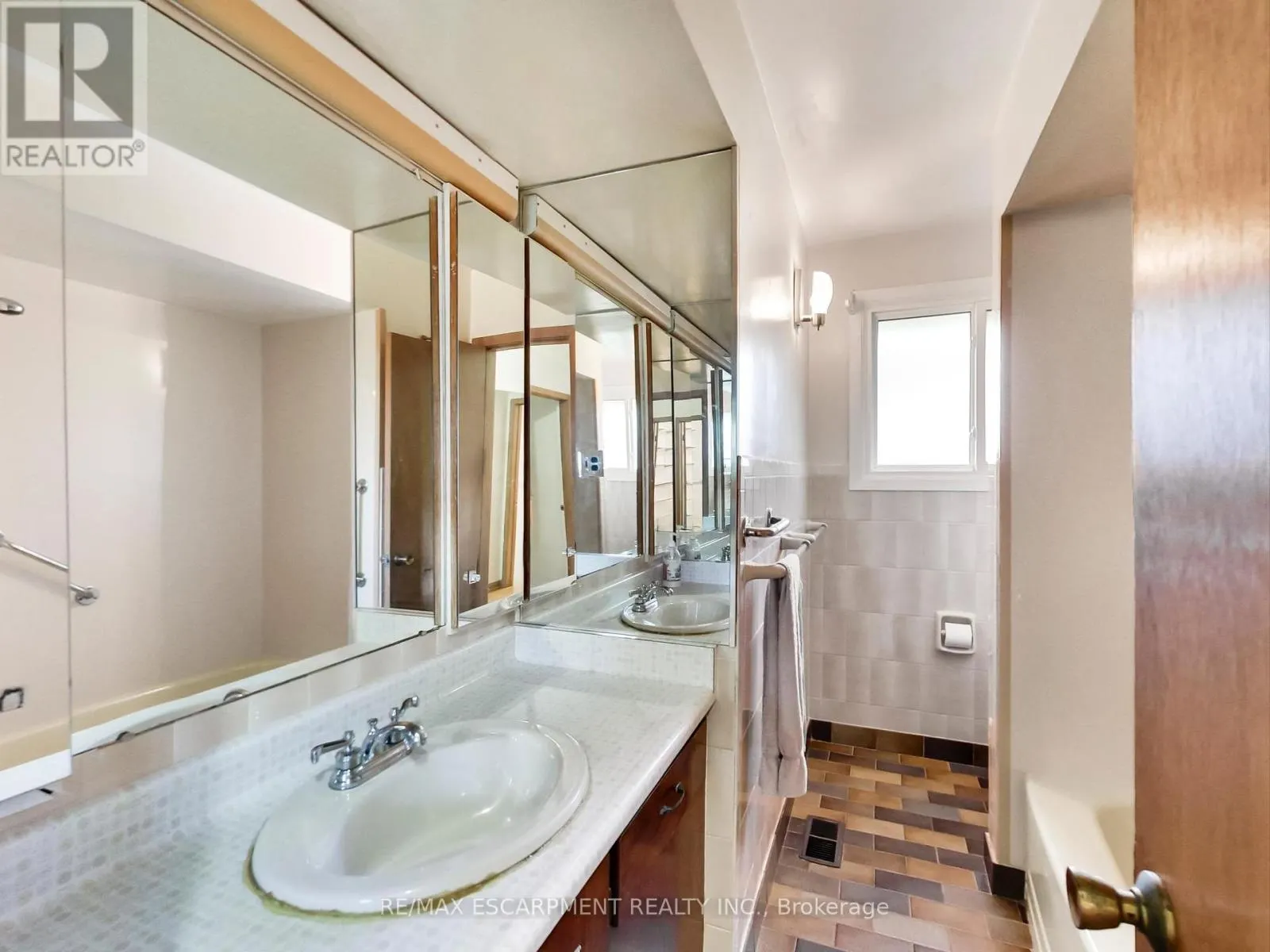 558 PARKSIDE CRESCENT