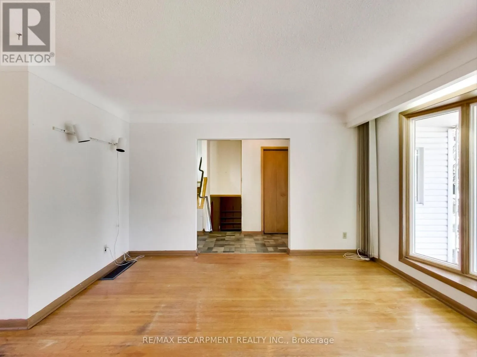 558 PARKSIDE CRESCENT