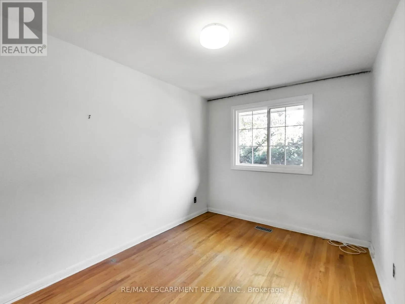 558 PARKSIDE CRESCENT