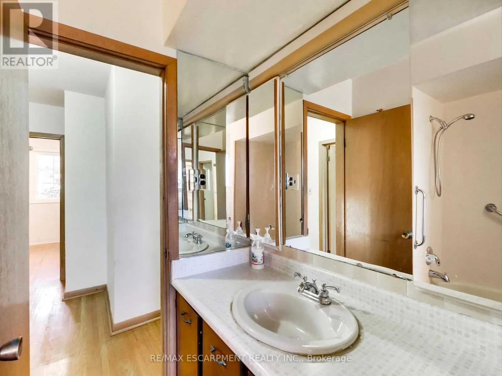 558 PARKSIDE CRESCENT