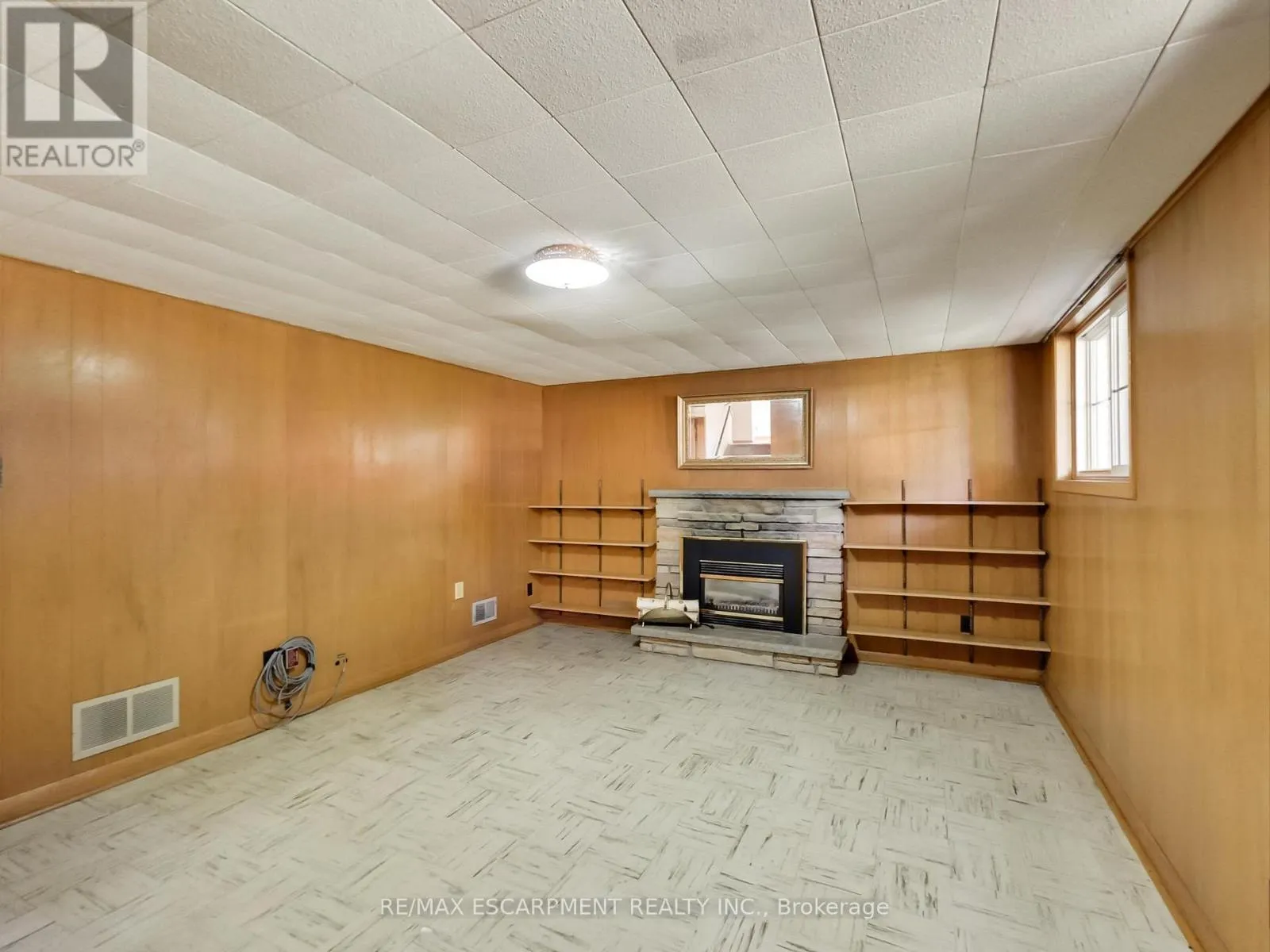 558 PARKSIDE CRESCENT