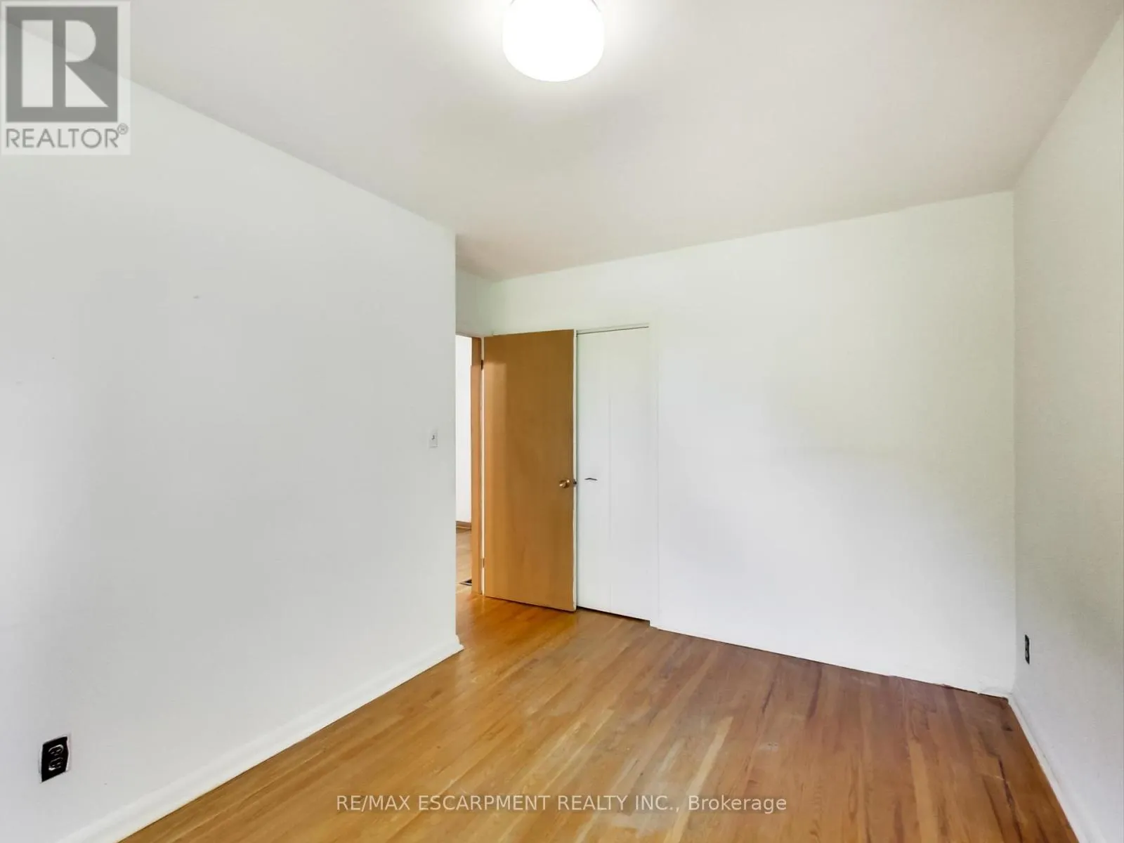 558 PARKSIDE CRESCENT