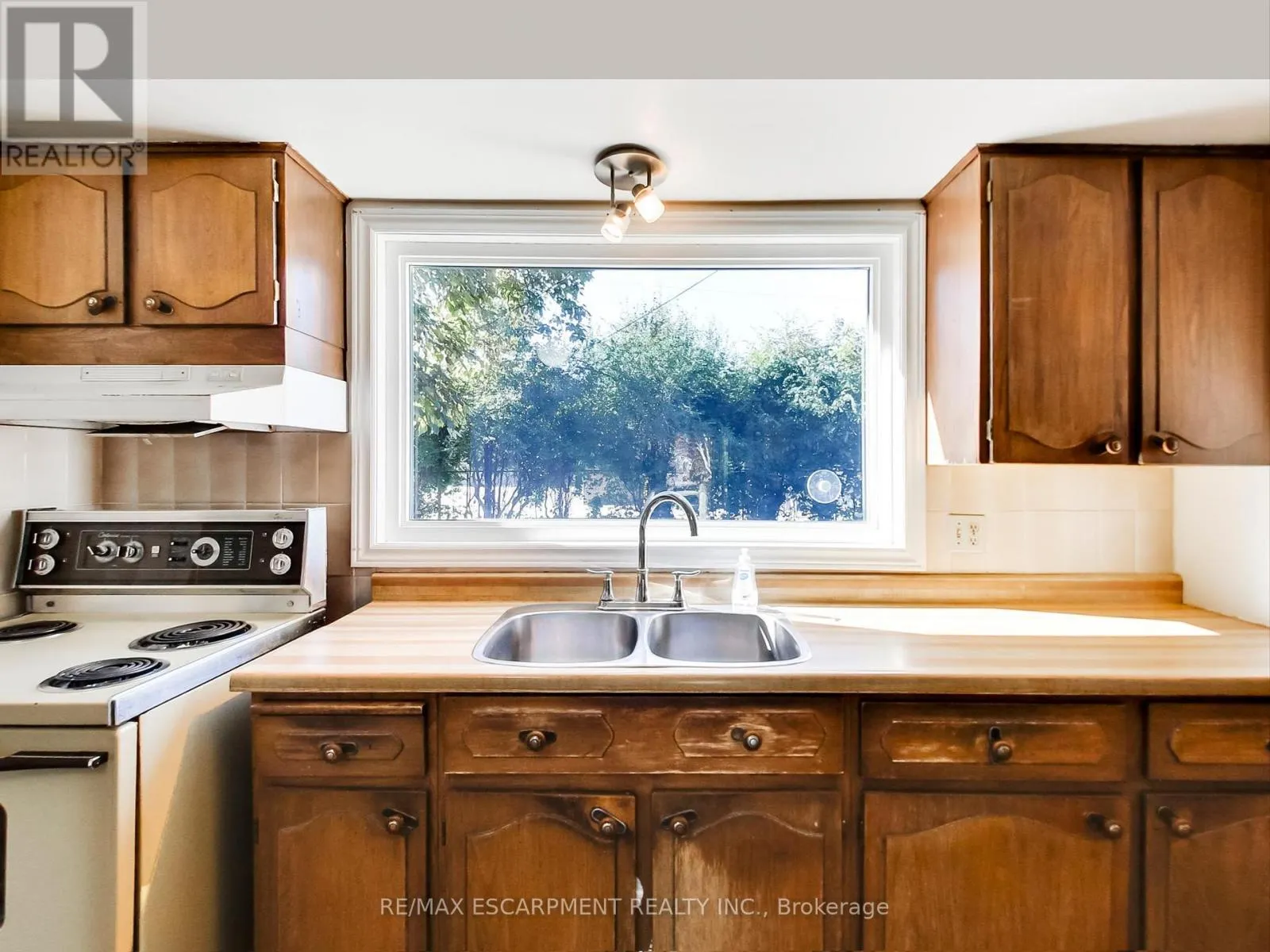 558 PARKSIDE CRESCENT