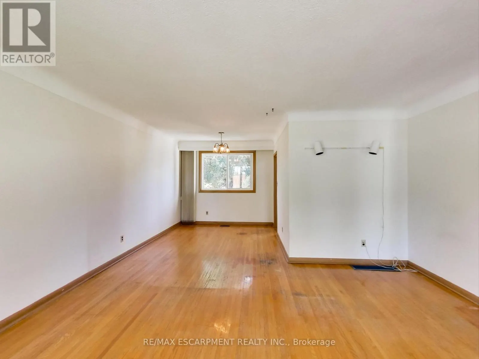 558 PARKSIDE CRESCENT