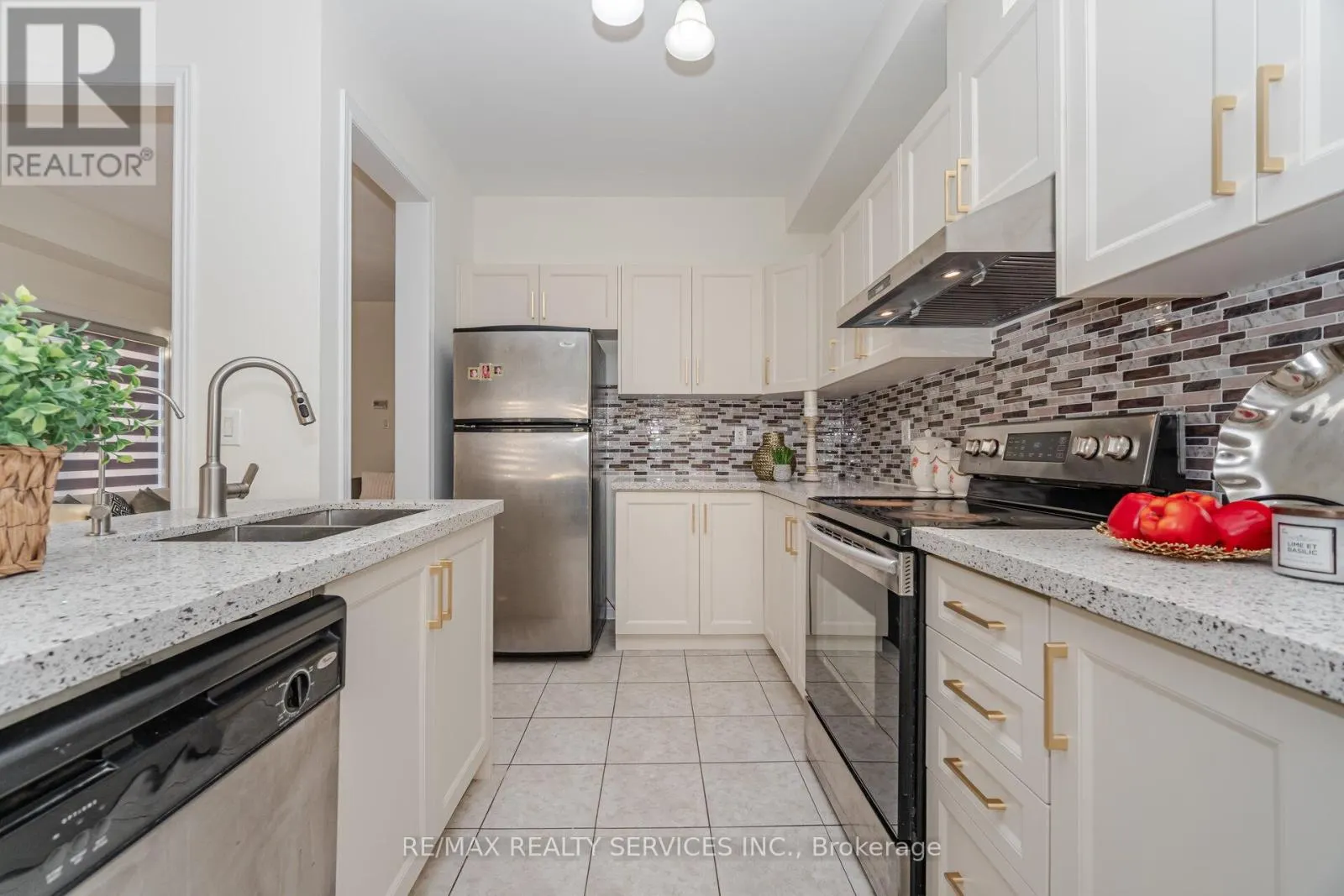 38 DELPORT CLOSE