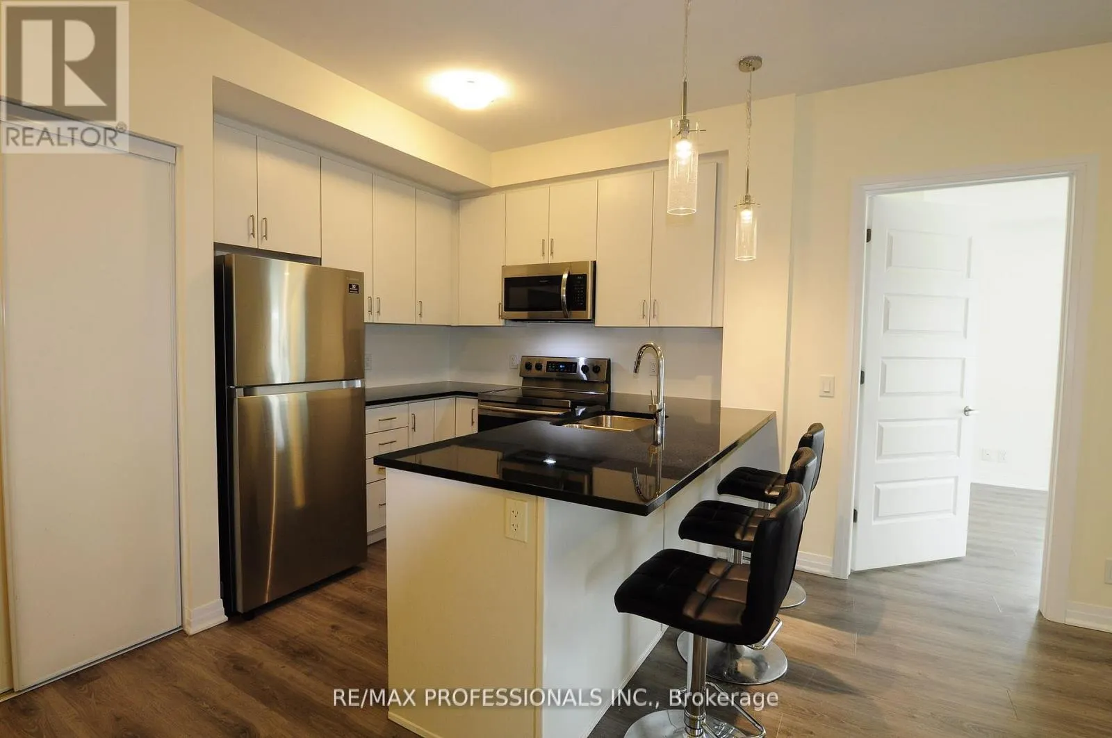 210 - 128 GROVEWOOD COMMON