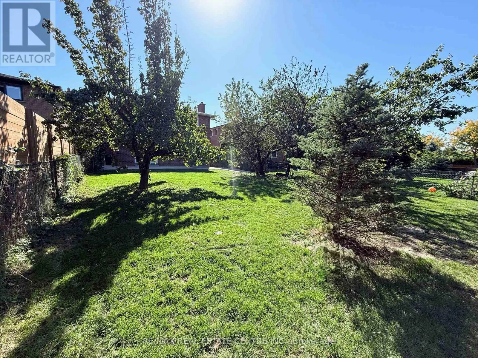 1215 LARNY COURT