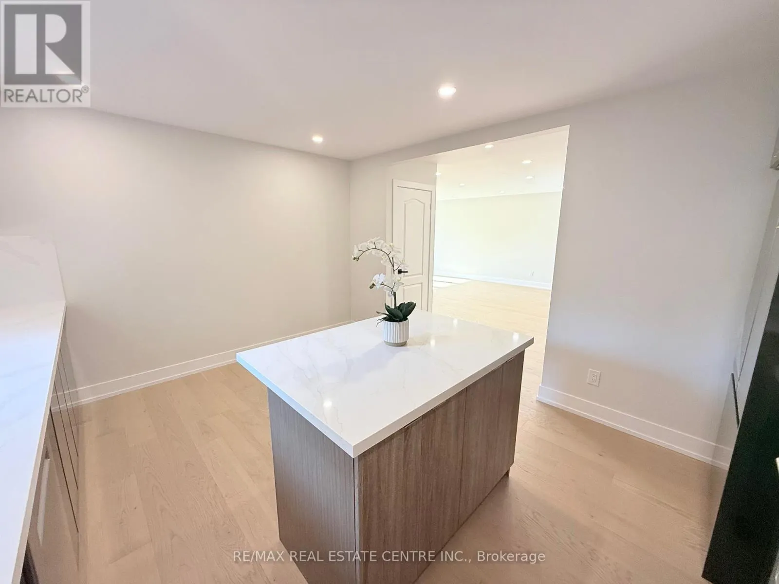 1215 LARNY COURT