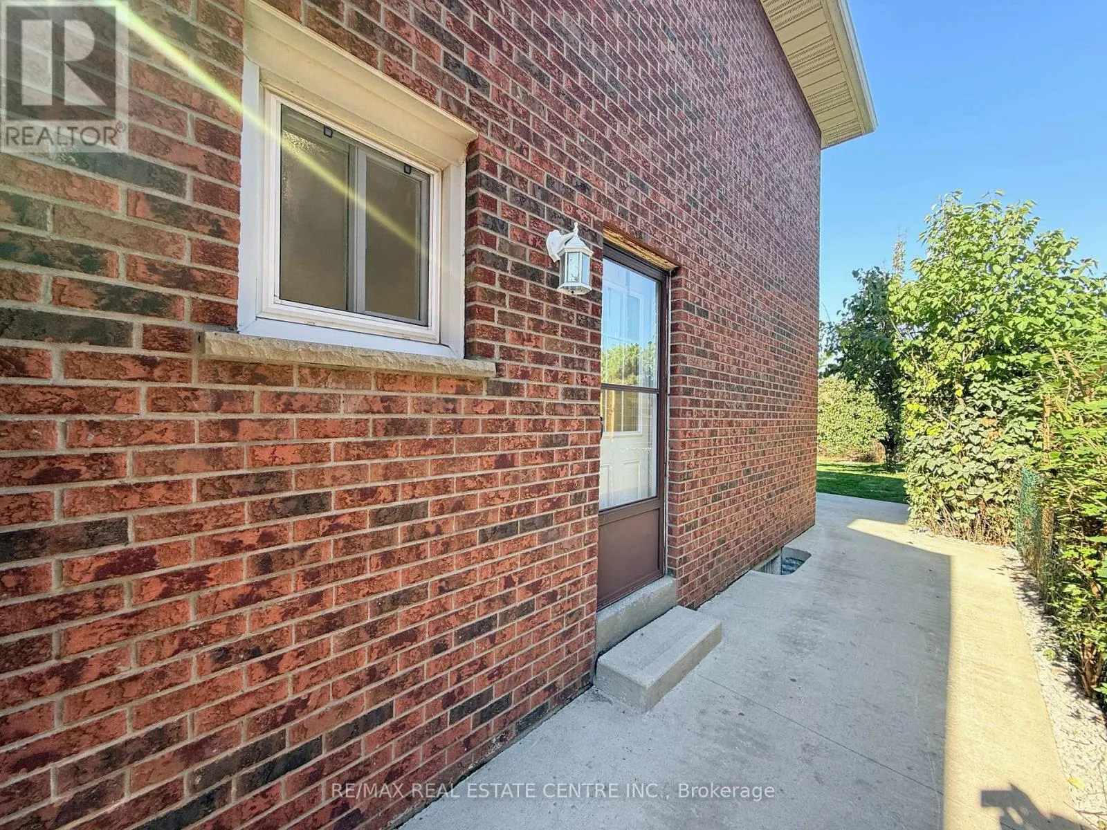 1215 LARNY COURT