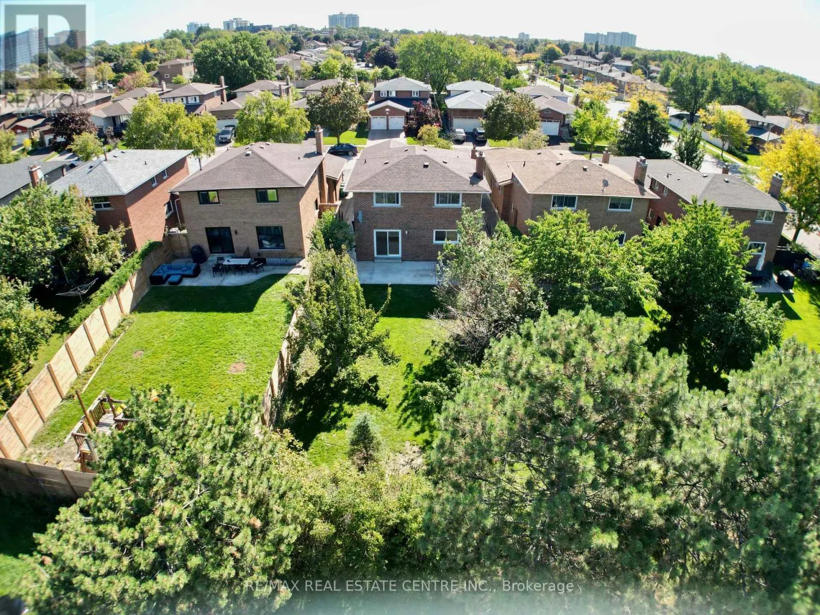 1215 LARNY COURT