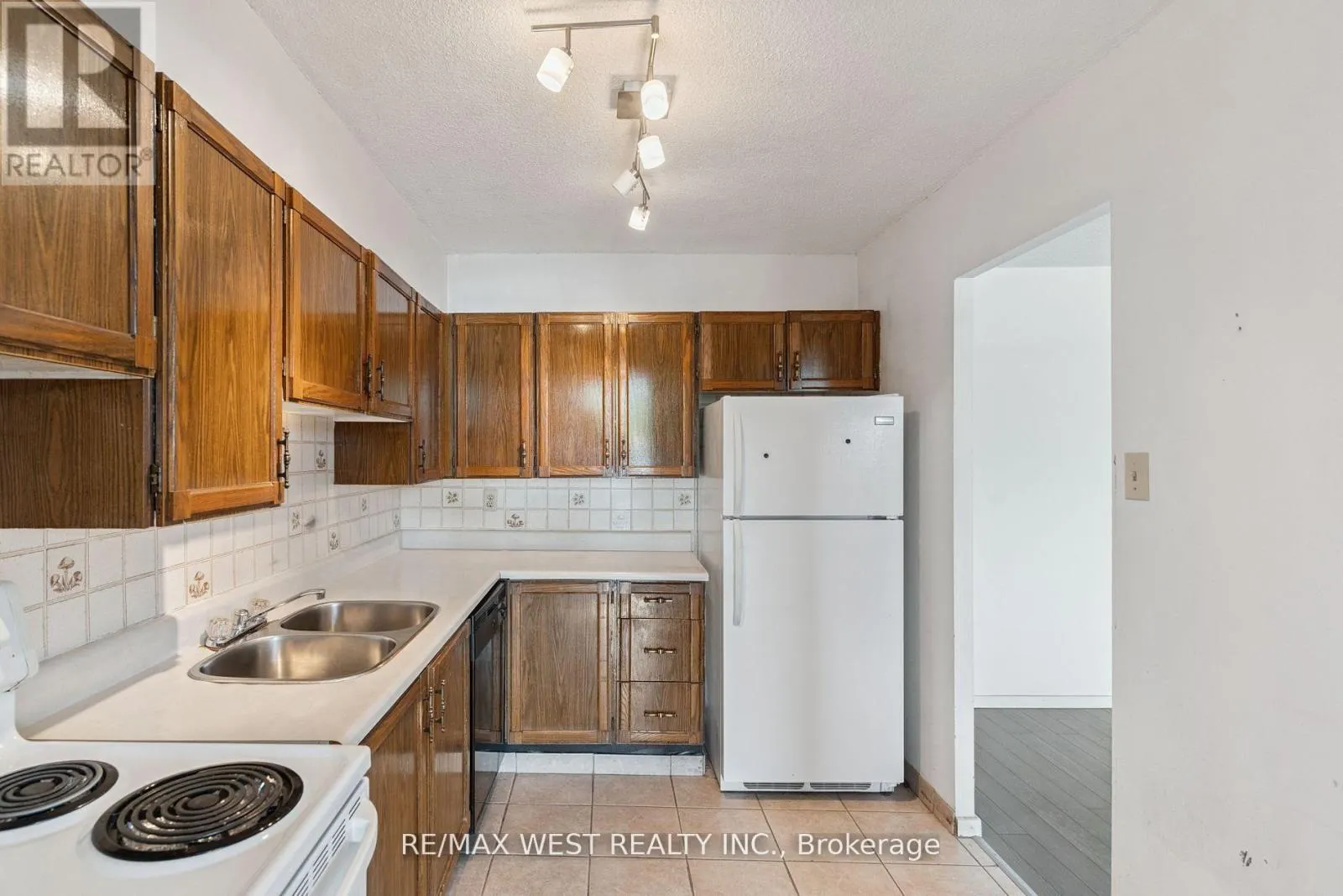 404 - 2130 WESTON ROAD