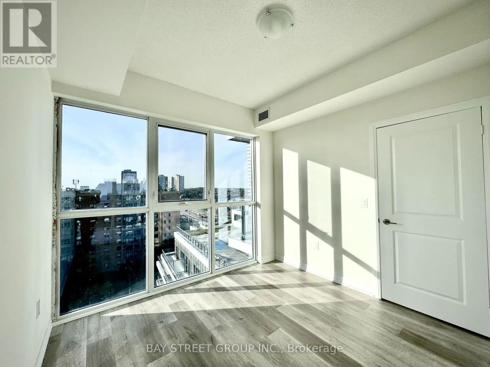 907 - 15 WATERGARDEN DRIVE