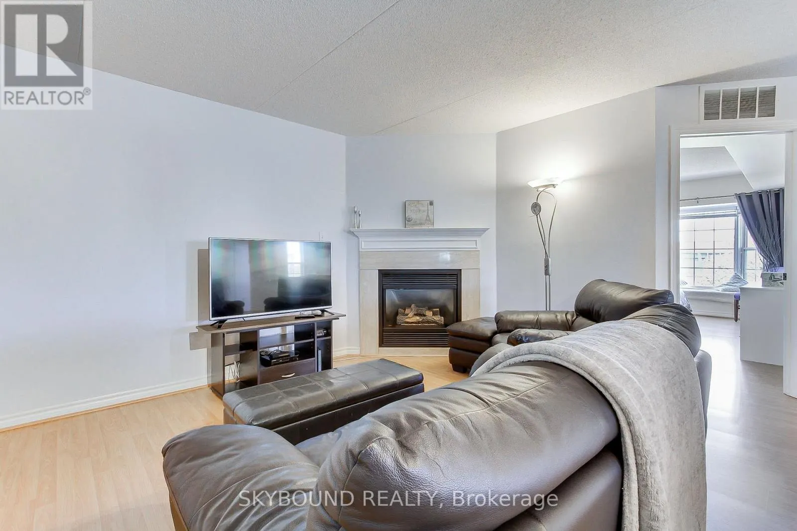302 - 4003 KILMER DRIVE