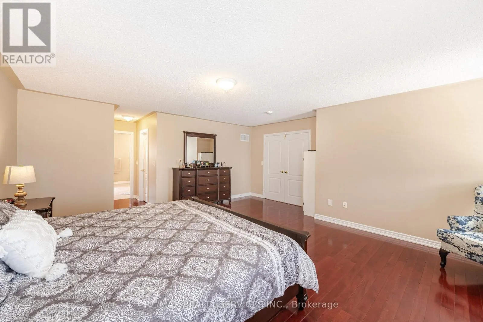 17 REGIS CIRCLE