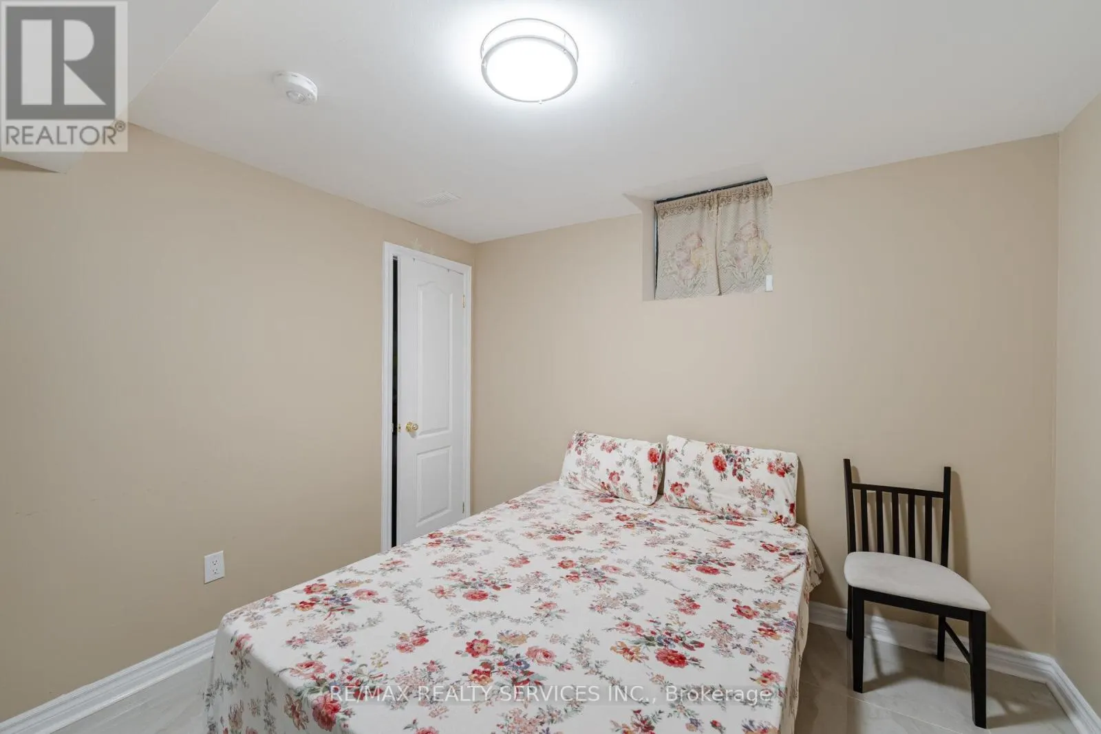 17 REGIS CIRCLE