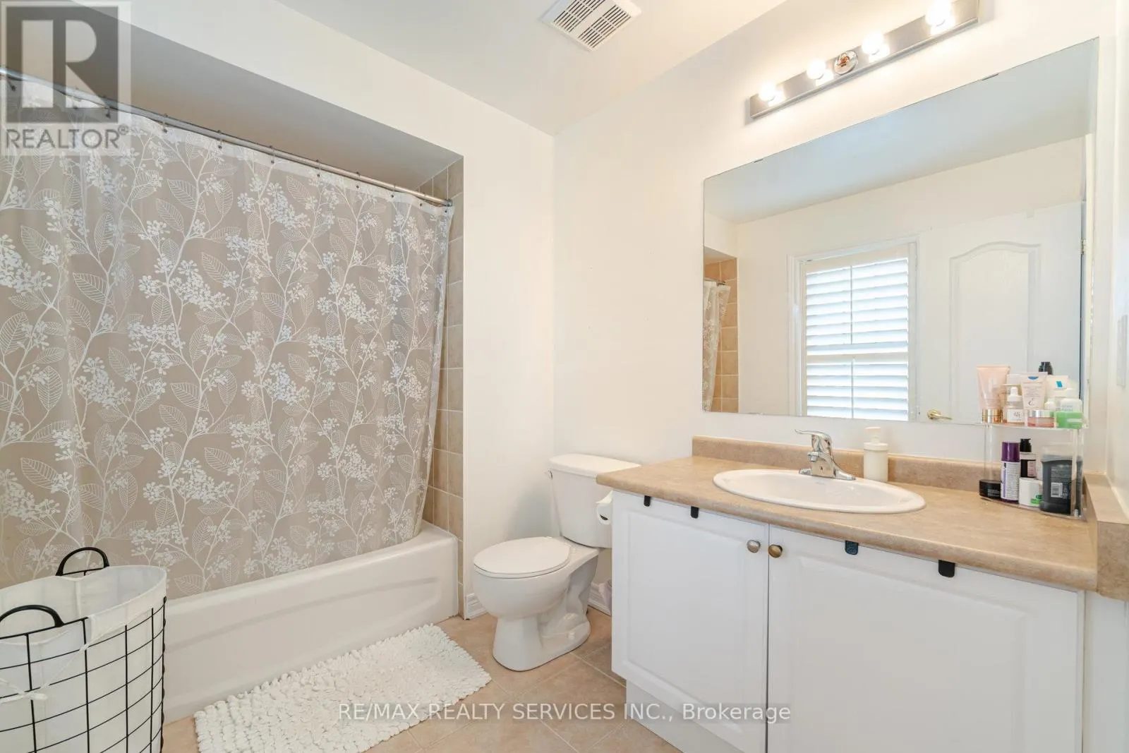 17 REGIS CIRCLE