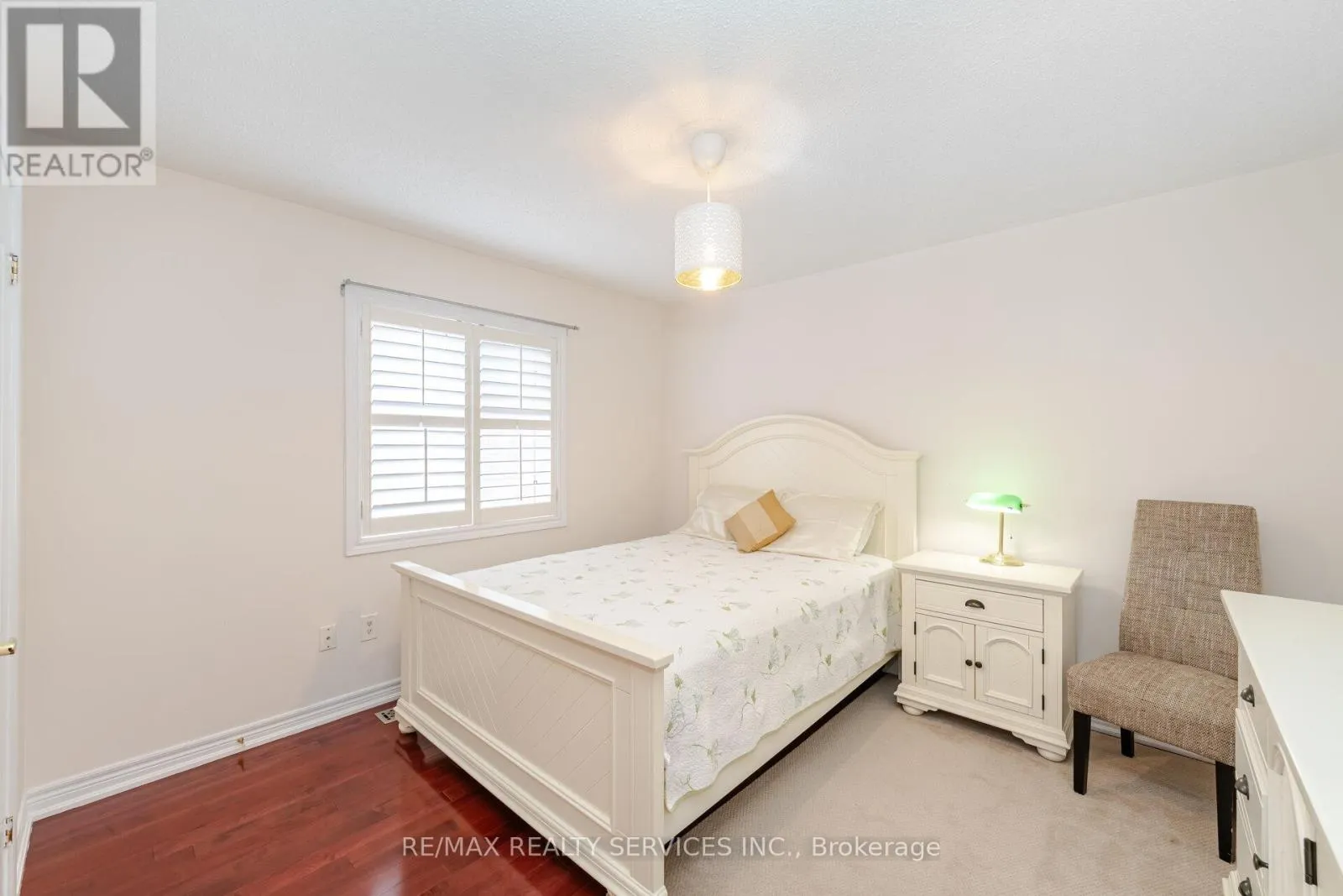 17 REGIS CIRCLE