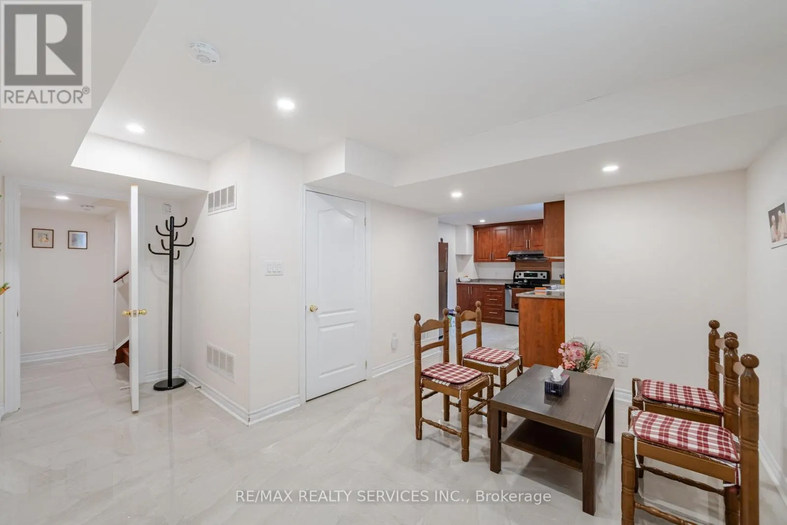 17 REGIS CIRCLE