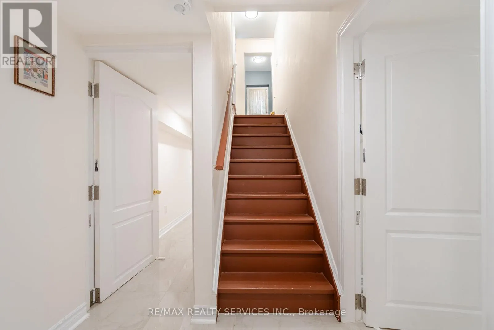 17 REGIS CIRCLE