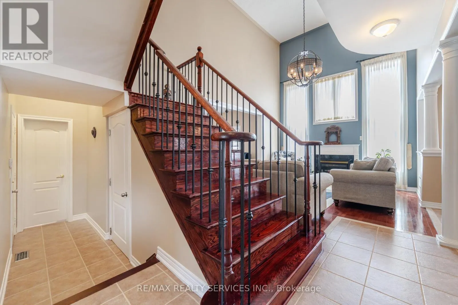 17 REGIS CIRCLE